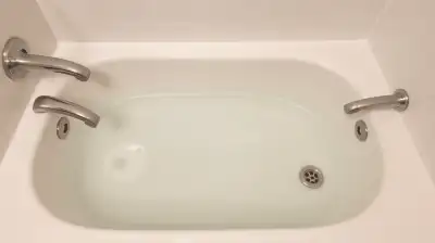Ultraschall-Badewannenreinigung für makellose Hygiene